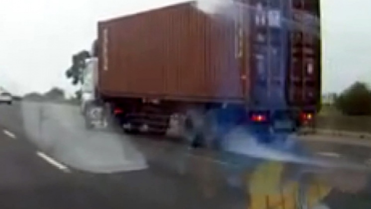 圖/翻攝自八卦村 - 行車紀錄器影片上傳中心
