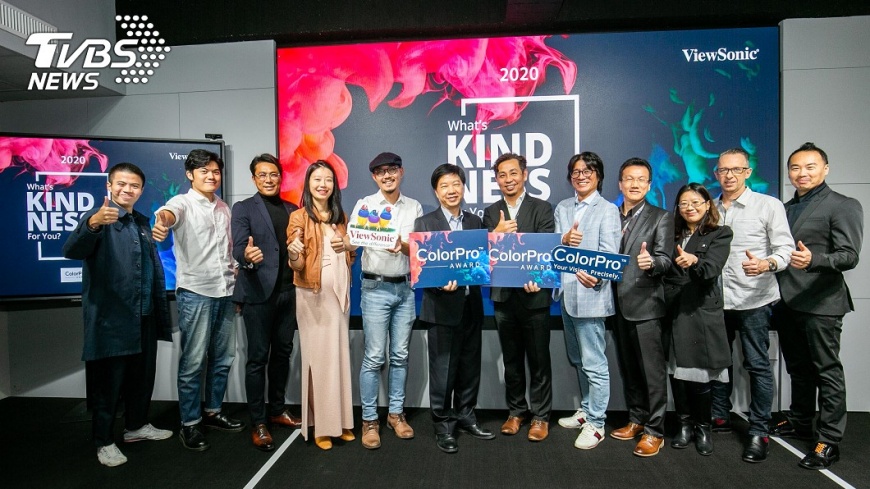 ViewSonic董事長朱家良、ViewSonic顯示器事業部副協理郭永富與其他ViewSonic主管等人邀請台灣-雷伊漢勒世界公民中心執行長裘振宇、何歡劇團何懷安團長、台灣區特別獎得主周延及攝影界貴賓合影。(圖/ViewSonic提供)