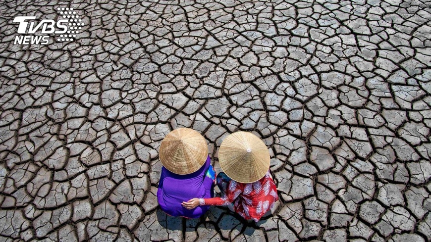 第三名 新加坡攝影師Chin Leong Teo的「Drought Ladies(望著旱地的婦女)」以照片展現互相扶持的莫大力量。(圖/ViewSonic提供)