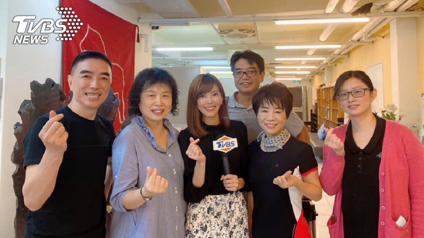 TVBS主播錢麗如採訪後,與機構負責人員合影。(圖/TVBS)