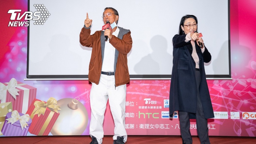 陳文琦董事長及王雪紅董事長於餐會中領唱福音歌曲,傳遞愛與祝福。(圖/TVBS信望愛永續基金會提供)