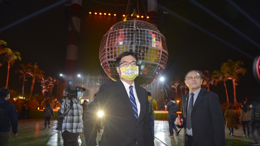 最大鏡球首次升空、夜光如晝照亮百年高雄 陳其邁宣告「海上舞台」正式現身