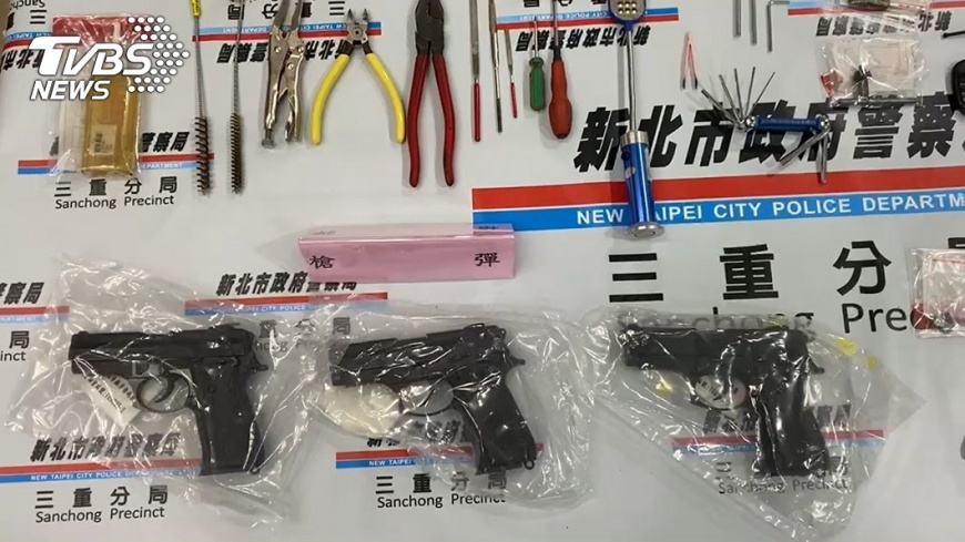 4名從警2年多員警，長期埋伏蒐證破獲這起重大的槍械案件。（圖／TVBS）