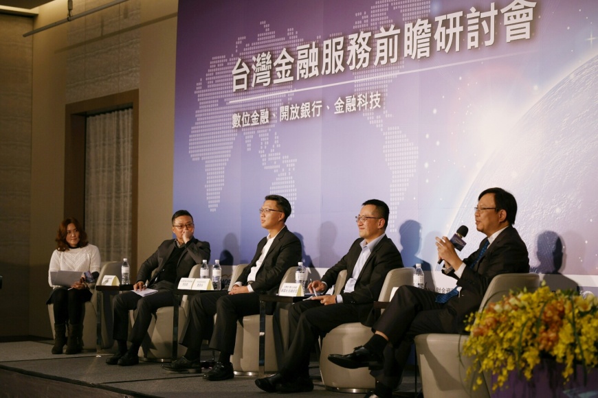台灣開放銀行創新實務分享專家合影,(左起)遠傳電信鄧愛櫻副總經理、財金資訊公司陳曉玫副總、政大金融科技研究中心王儷玲主任、集保結算所許傳昌經理、麻布記帳陳振榮執行長