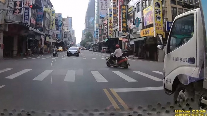搶匪逆向超車。(圖/翻攝自當事人臉書)