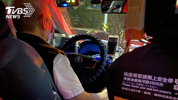 機場防疫計程車的司機都戴著一般的醫療口罩,沒有其他防護措施。(圖/讀者獨家提供)
