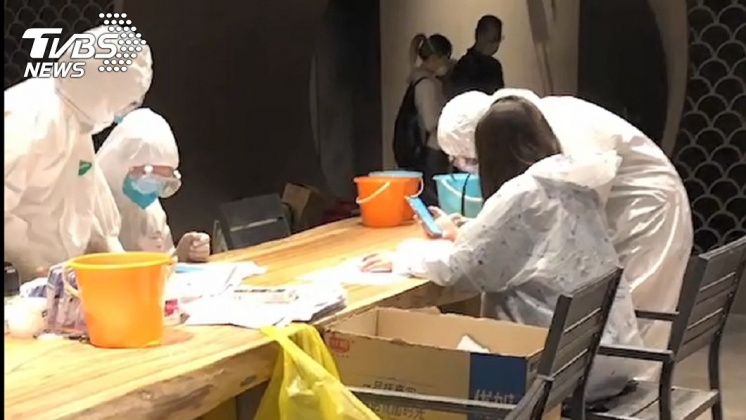 上海防疫旅館的工作人員們都全副武裝。(圖/讀者獨家提供)