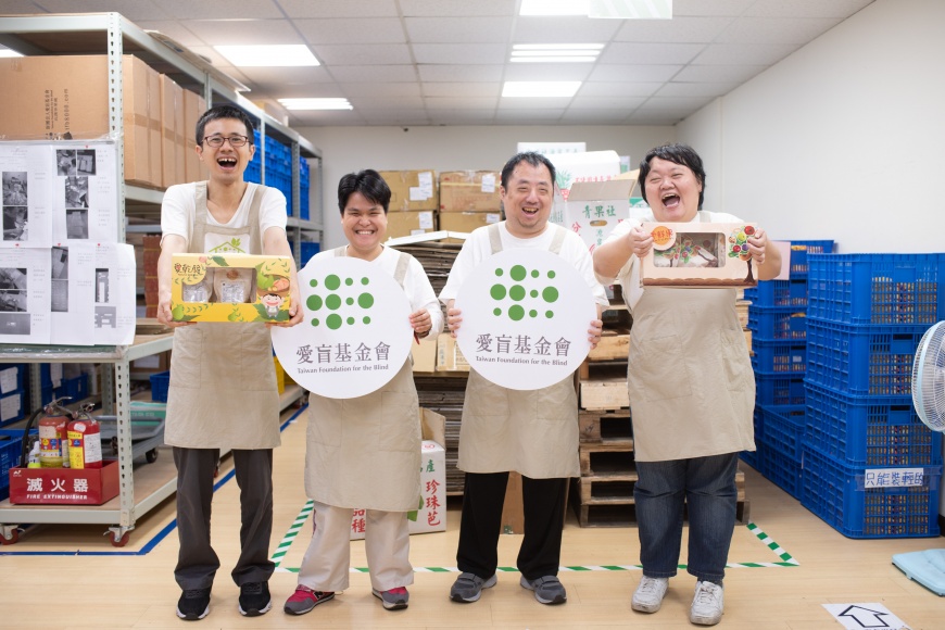 愛盲基金會庇護員工熱情推薦由他們負責包裝、封箱的各種優質產品，逢年過節送禮既實用又能做公益。