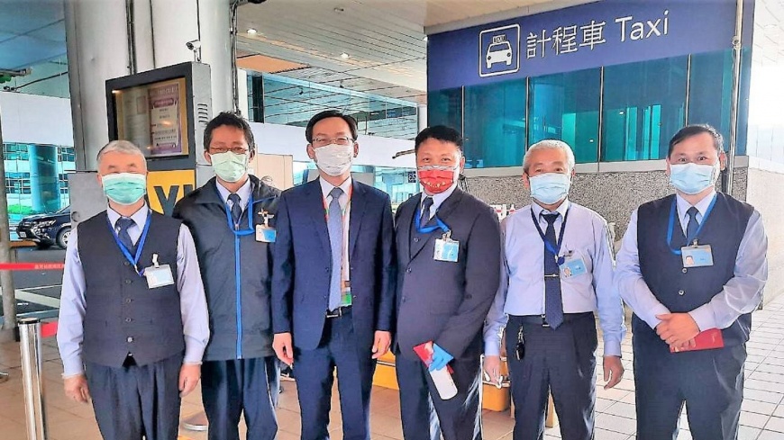 機場公司董事長林國顯與防疫計程車駕駛合影，感謝大家犧牲假期疏運旅客
