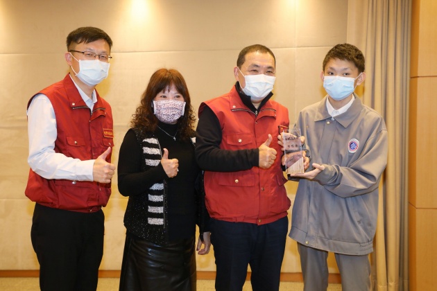 侯友宜今日於市政會議表揚柯權祐。(圖/新北市教育局)