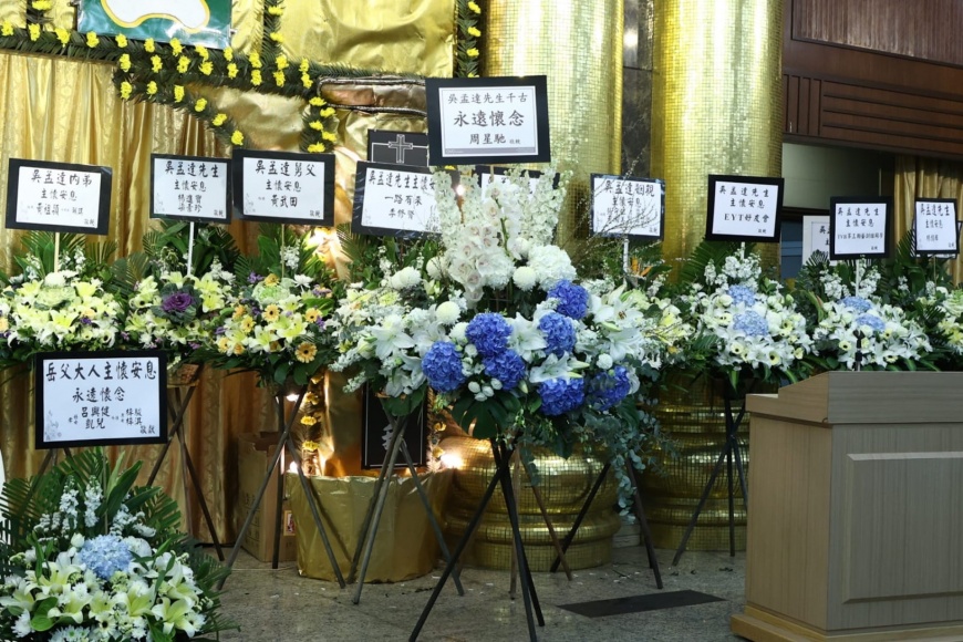 圈內好友都送上花圈致祭。（圖／《香港01》授權使用）