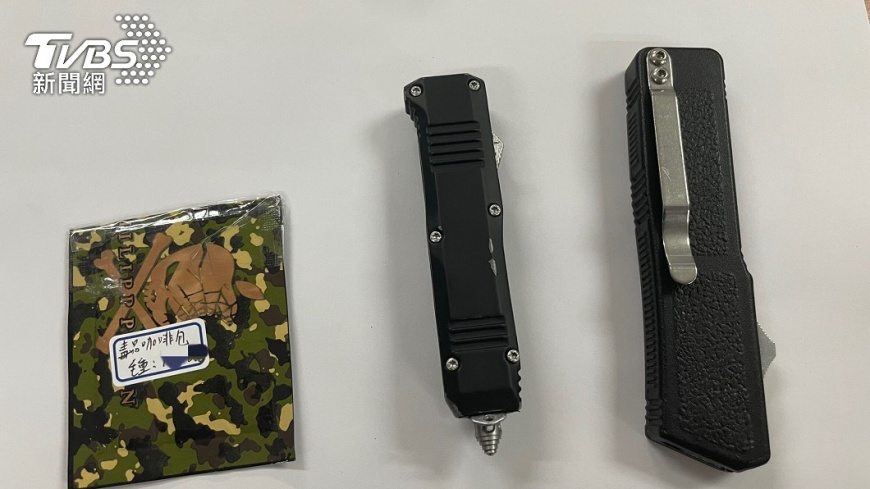 警方在車內查發現毒品咖啡包,並在古男和劉男身上各自查獲1把彈簧刀。(圖/TVBS)