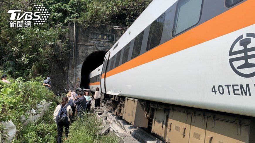 太魯閣列車出軌。(圖/消防署提供)