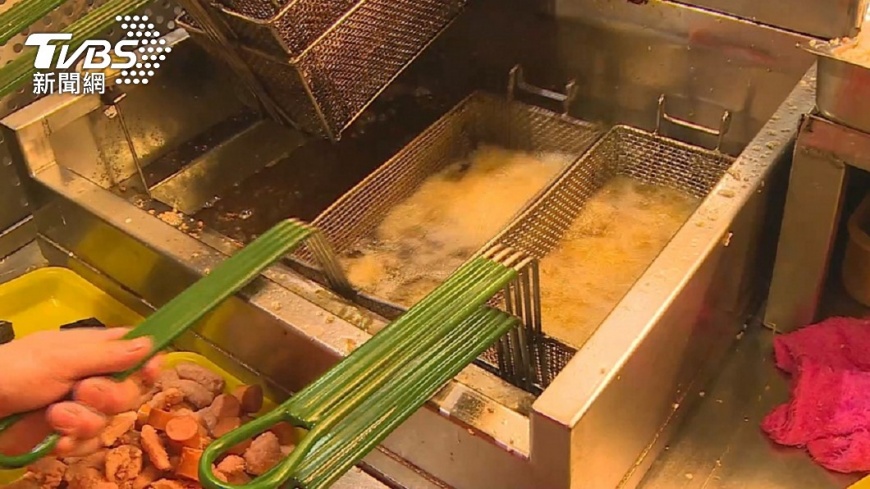 男子到新開的炸物店點了一份鹽酥鴨，卻嫌口感乾硬。（示意圖，與本事件無關／TVBS資料畫面）