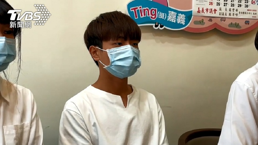 吳男在網路上自稱是星宇航空空服員,卻遭星宇航空打臉根本沒有這個人,不排除提告。(圖/TVBS)