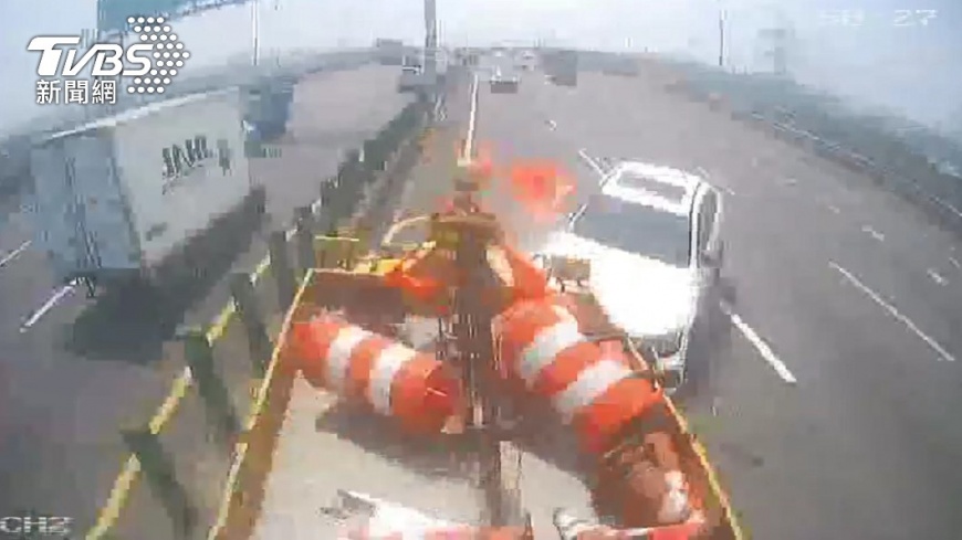 賓士車撞上前方正在施工的工程車。(圖/TVBS)
