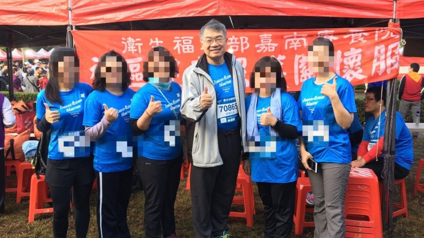據週刊描述,歐陽文貞曾與女方在火車上相擁而眠。(圖/翻攝自歐陽文貞臉書)
