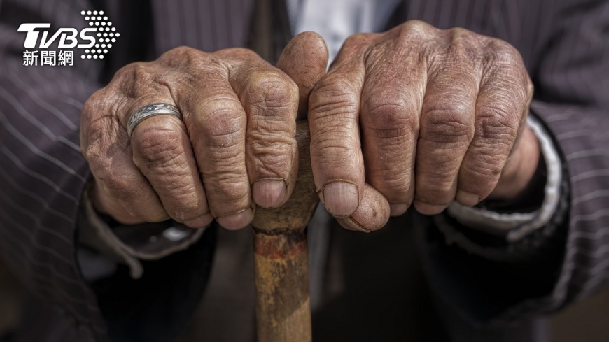 老翁寂寞難耐,無視宵禁冒險外出買春。(示意圖,與本事件無關/shutterstock達志影像)