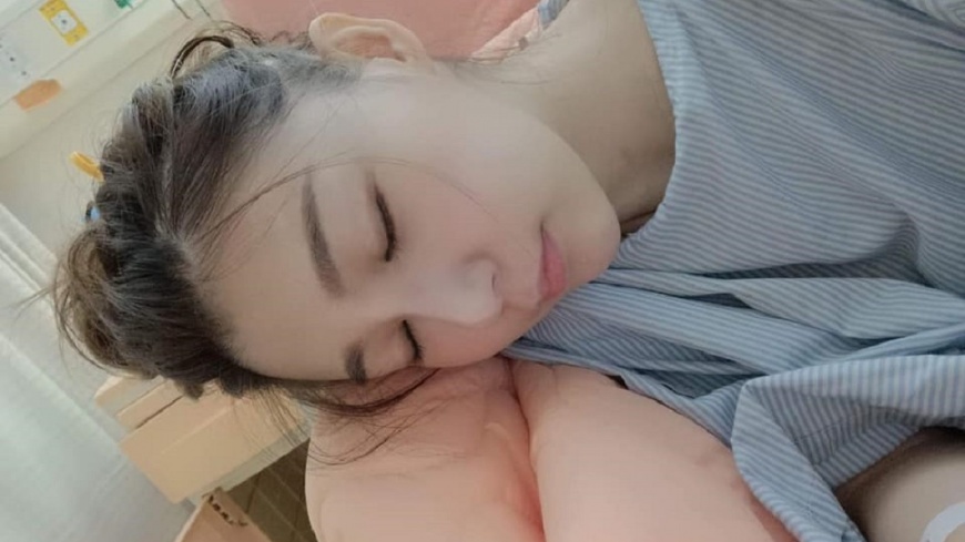 恩齊小腿被螺旋槳削傷，經過數小時的青創，目前正在療傷休養。（圖／翻攝自恩齊臉書粉專）
