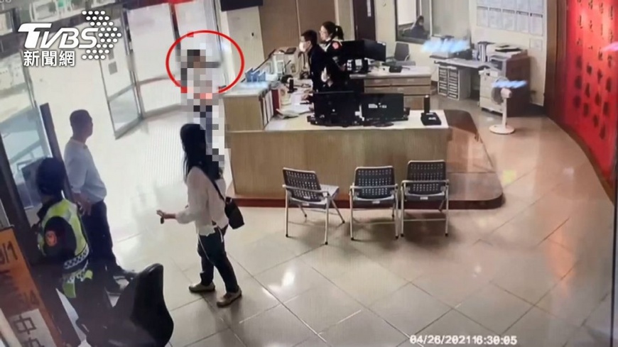 發現少女不見,媽媽趕緊前往報案。(圖/TVBS)