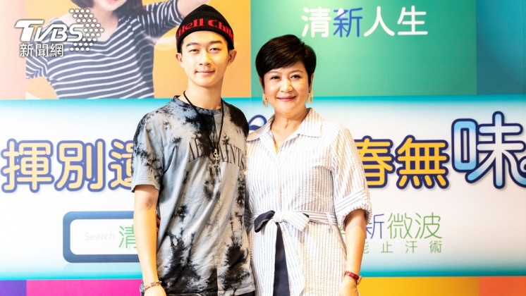 崔佩儀和兒子貝克宇一起出席代言活動。(圖/臻呈文化行銷提供)