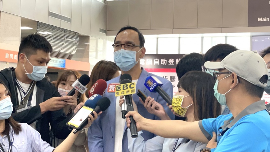藍營第一人？朱立倫挺三接站引黨內議論　深夜急澄清