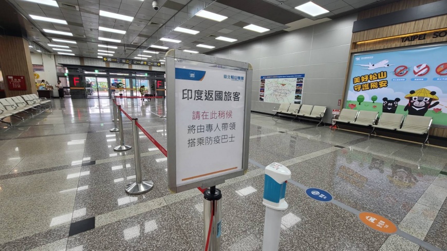 日航飛機載印度僑胞返回松山機場。(圖/TVBS)