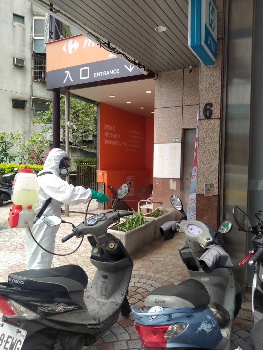 富邦銀行周遭進行消毒。(圖/TVBS)