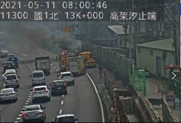 火燒車造成車流回堵。(圖/翻攝國道即時影像)