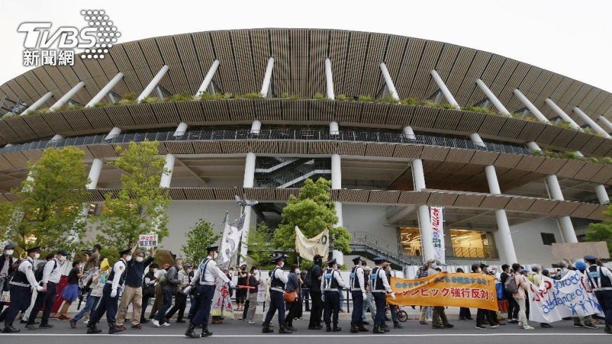 東京街頭的反奧民眾示威抗議。(圖/達志影像路透社)