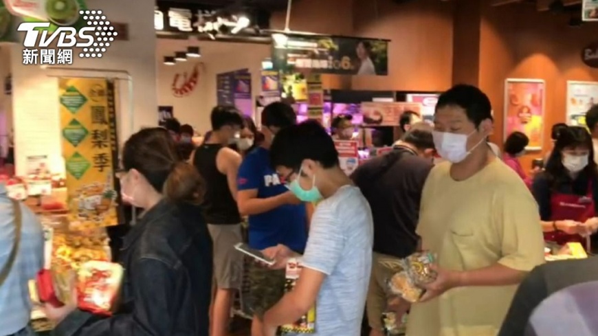 結帳隊伍大排長龍。(圖/TVBS)