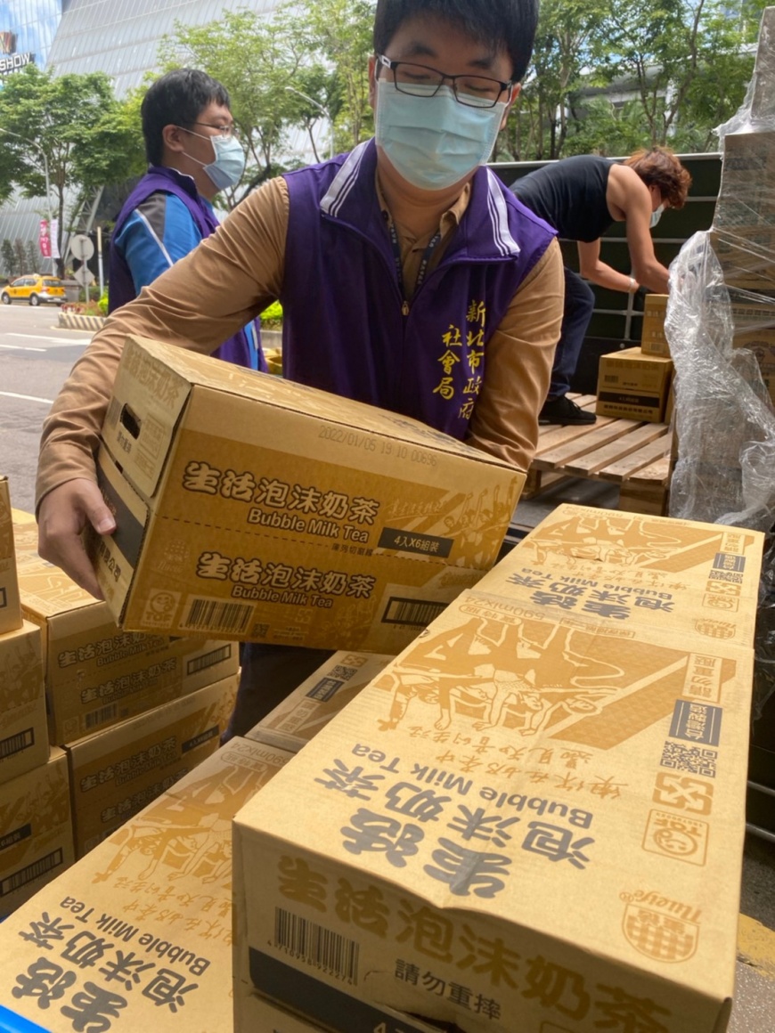 疫起 生活飲料連續二年暖心物資挺醫護