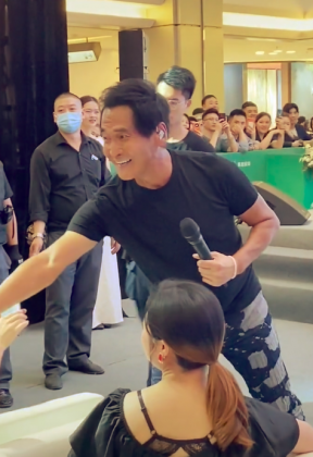 齊秦現身商演。(圖/翻攝自微博)