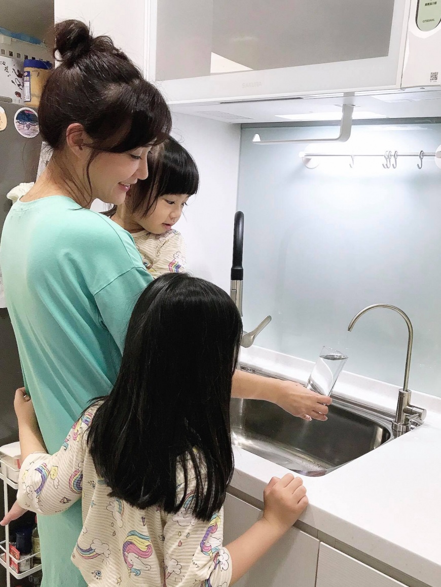 何妤玟三級警戒期間當作「放長假」多多陪伴孩子。（圖／翻攝自何妤玟臉書）