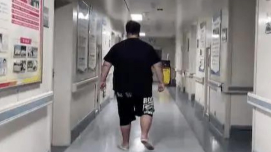 男子因過度肥胖時常被人側目。(圖/翻攝自微博)