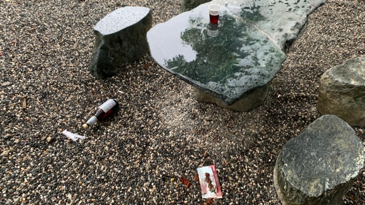 2翁跨越封鎖線進到石桌上飲酒。(圖/民眾提供)