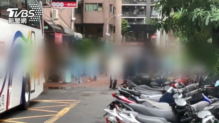 微解封需觀察鳳山大樓群聚案有無新增。(圖/TVBS)