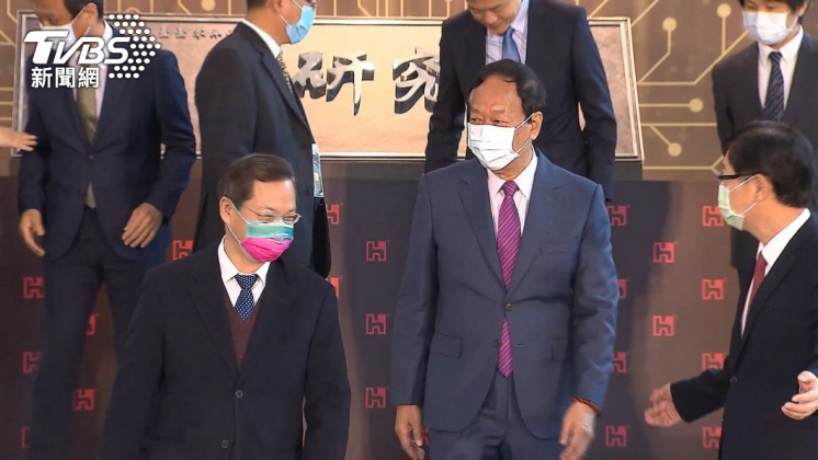 曹對鴻海、台積電代購疫苗樂觀看待。(圖/TVBS)