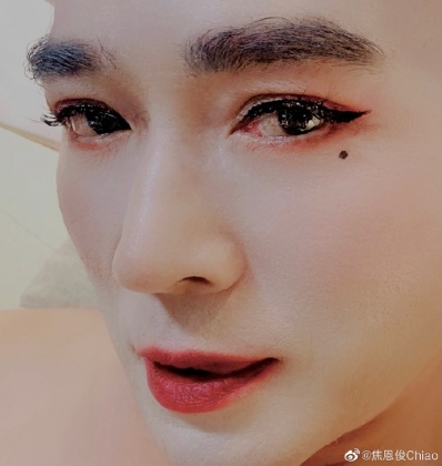 焦恩俊被女兒扮女裝。（圖／翻攝自焦恩俊微博）