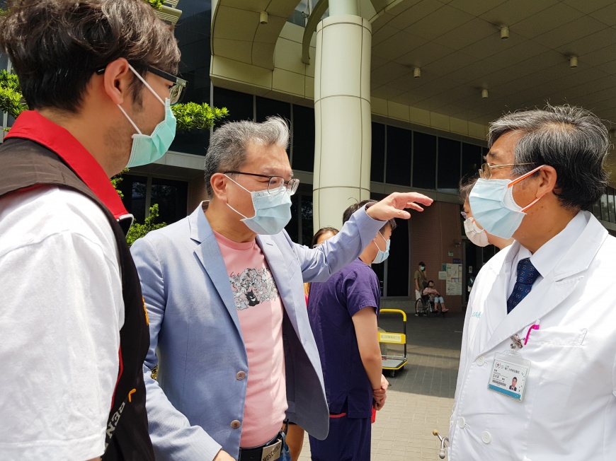 輔大醫院院長 王水深(右)、紐約家具設計中心總經理 徐培原(中)、蔣根煌議長特助 蔣欣璋(左)