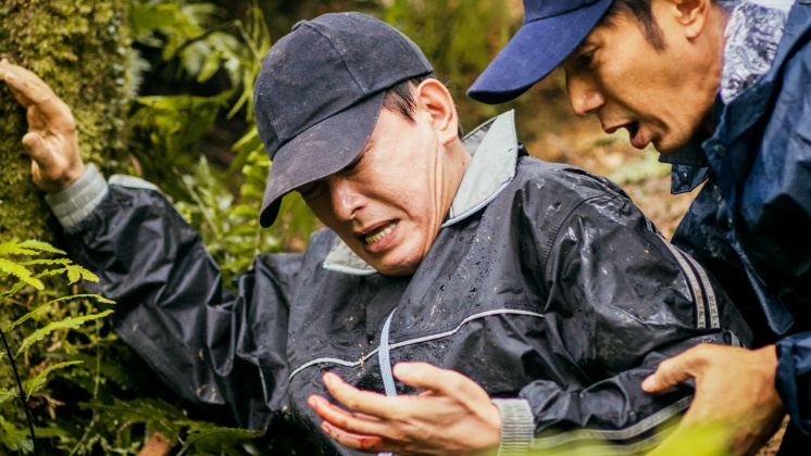 王識賢滑倒傷到腰李李仁扶他起身。(圖/東森、映畫提供)