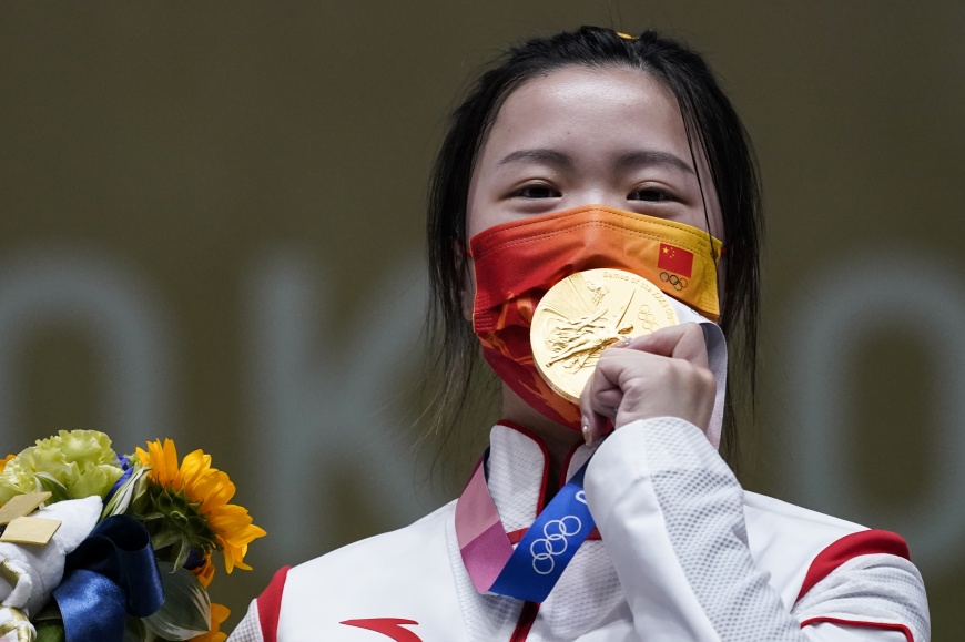 奧運首面金牌出爐,大陸清大高材生楊倩奪得女子10公尺空氣步槍冠軍。圖/達志影像美聯社