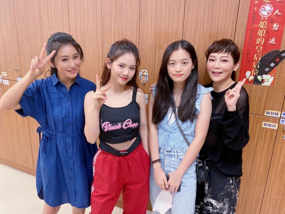 王彩樺昨晚帶兩寶貝女兒進棚跟《黃金歲月》劇中女兒葉家妤一起合影。(圖/民視提供)