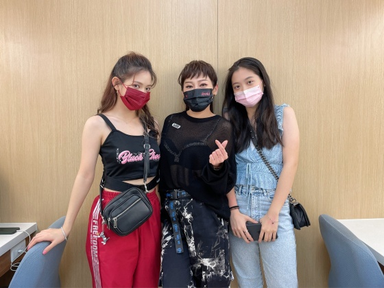 王彩樺昨晚趁拍戲空檔帶女兒到《黃金歲月》棚內走走。(圖/民視提供)