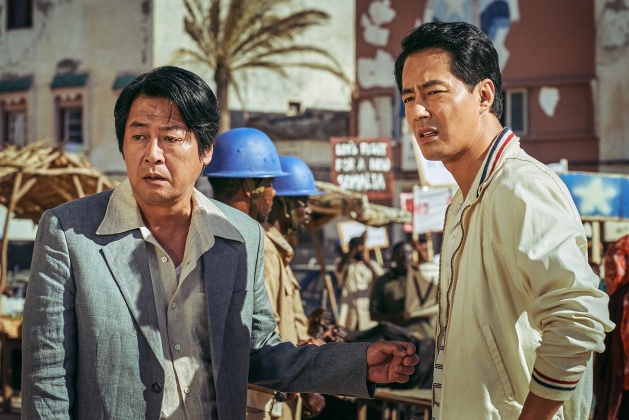 趙寅成(圖右)在新電影《逃出摩加迪休》飾演情報員。(圖/車庫娛樂提供)