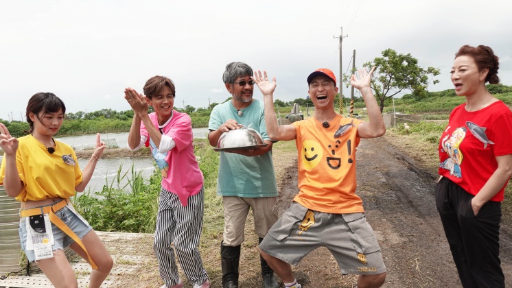 浩子(右二)吃到魚飼料大讚口感。(圖/民視提供)