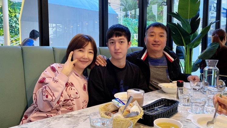兒子韓靖網購煙彈觸法,王中平、余皓然不包庇。(圖/翻攝自韓靖臉書)
