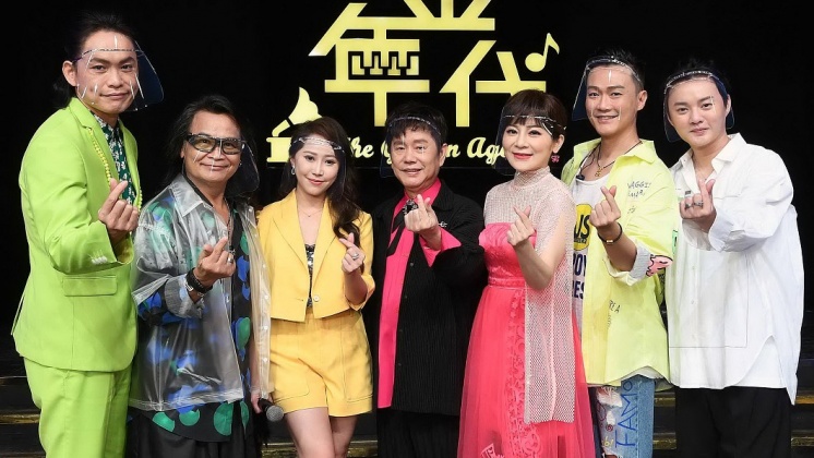 黃鐙輝(圖左)搞笑稱想娶黃露瑤(圖左3)。(圖/華視提供)
