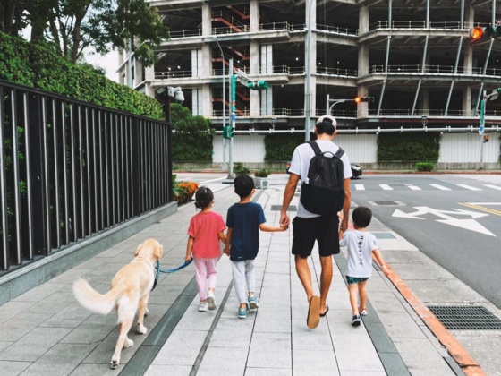 隋棠老公牽著3個孩子和1隻毛小孩的模樣,讓許多網友直呼幸福。(圖/翻攝自隋棠臉書)