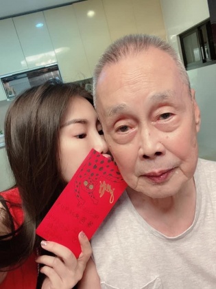 吳玟萱稱父親遭摩托車撞倒重摔在地。(圖/翻攝自吳玟萱臉書)
